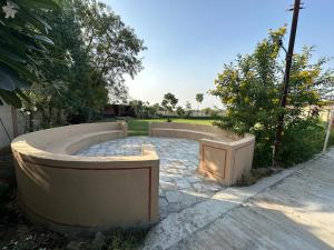 Un patio de piedra con un fogón en el patio trasero en Neelkanth Villa, en Ahmedabad 15 fotos más