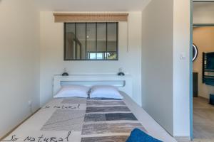 una cama en una habitación con ventana en La source Amélie, en Saint-Pancrasse 22 fotos más