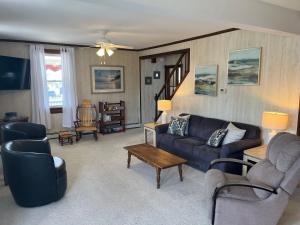 ein Wohnzimmer mit Sofa, Stühlen und einem Tisch in der Unterkunft 3 Bedroom 2 bath Beach House condo- 10 houses from the beach walk to the beach in Seaside Park