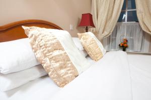 Uma cama ou camas num quarto em Darnley Lodge Hotel