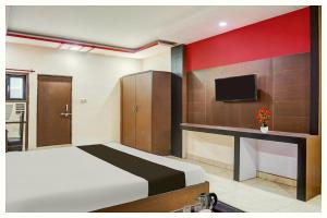 Postel nebo postele na pokoji v ubytování Hotel The Shekhar Premium Palace Near Varanasi Junction Railway Station 1500m # Kashi Vishwanath Temple # Free Wifi and Room Service - Fully Air conditioning Premium Room # Best Family Hotel In Varanasi