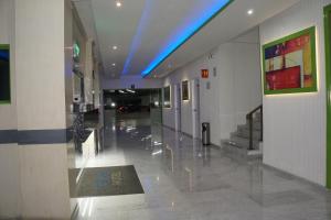 een lege hal met blauwe lichten in een gebouw bij Hotel Condado in Mexico-Stad