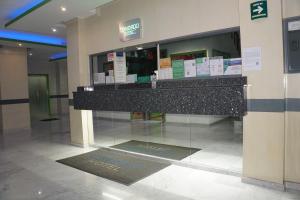 een lobby met een ticketbalie in een gebouw bij Hotel Condado in Mexico-Stad