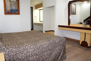 een hotelkamer met een bed en een bureau bij Hotel Condado in Mexico-Stad
