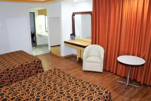een hotelkamer met een bed en een bureau met een spiegel bij Hotel Condado in Mexico-Stad +3 foto's