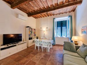 un salon avec une table et un canapé dans l'établissement Casa Caterina, à Portoferraio