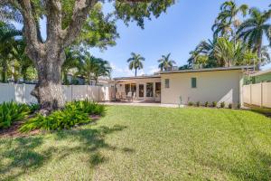 a house with a tree in a yard at Spacious Yard, Near Golf Modern Home in Hollywood in Hollywood Beach
