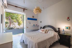 ein Schlafzimmer mit einem Bett und einem großen Fenster in der Unterkunft Sea View Terrace in Santa Caterina di Nardò