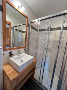 Ένα μπάνιο στο Chalet cosy pour 13 sauna +36 φωτογραφίες