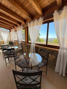 カルタニッセッタにあるB&B Villa Da Antonioのテーブルと椅子と窓のあるダイニングルーム