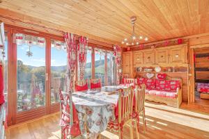 a dining room with a table and chairs and a bedroom at Cosy Et Lumineux À Montclar Alpes in Montclar
