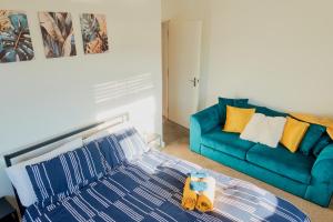 Fotografie z fotogalerie ubytování Charming 2BD Mins From Station v destinaci Northfleet