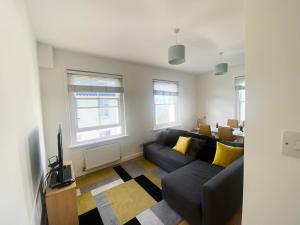 TV a/nebo společenská místnost v ubytování Charming 2BD Mins From Station