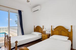 Casa Amanda في Muntanya la Sella: سريرين في غرفة مع شرفة +16 صورة