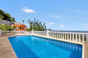 Casa Amanda في Muntanya la Sella: مسبح امام سياج ابيض