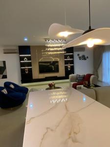 Una cocina y una sala de estar con mesa y sillas. en Maison Apartment, en Lagos