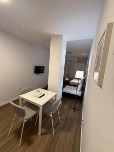 une salle à manger avec une table et des chaises blanches dans l'établissement HS Beach, à Torrevieja