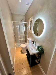 ein Badezimmer mit Waschbecken, Toilette und Spiegel in der Unterkunft Apartamento Acogedor Santa Cruz in La Cuesta