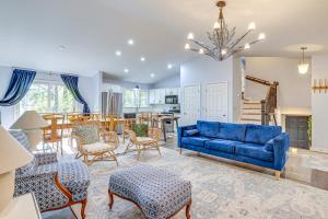 Posezení v ubytování Forest-View Gem on Vaughn Creek Less Than 1 Mi to Dtwn!