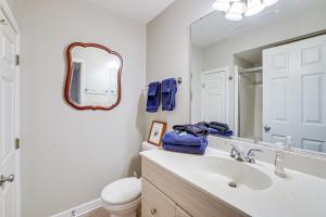 Koupelna v ubytování Forest-View Gem on Vaughn Creek Less Than 1 Mi to Dtwn! + 23 fotografií