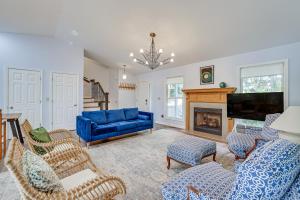 TV a/nebo společenská místnost v ubytování Forest-View Gem on Vaughn Creek Less Than 1 Mi to Dtwn!