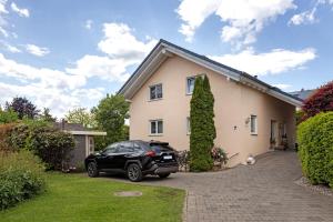 a black car parked in front of a house at Ferienwohnung Bruttel in Gaienhofen