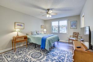 Postel nebo postele na pokoji v ubytování Forest-View Gem on Vaughn Creek Less Than 1 Mi to Dtwn!