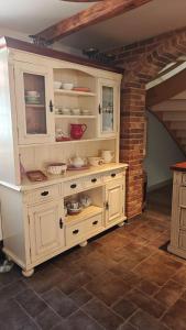 un gran armario blanco con cuencos y platos encima en Chalupa Lidunka, en Střížovice 19 fotos más