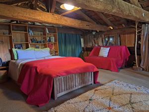 een slaapkamer met een bed en een stoel in een kamer bij Domaine Baraque in Pouillon +32 foto's