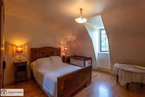 Ένα ή περισσότερα κρεβάτια σε δωμάτιο στο Maison indépendante avec parc privé à Laissac