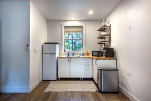 O bucătărie sau chicinetă la Evergreen Retreat B 30 Night Minimum apts