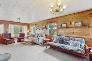 a living room with a couch and two chairs at McKinnon's Beach House in Rockaway Beach