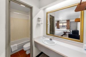 Un baño de Americas Best Value Inn Kansas City East - Independence 16 fotos más