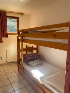 Un dormitorio con dos literas en una habitación. en Chalet de l'Ardoisière, en Saint-Colomban-des-Villards