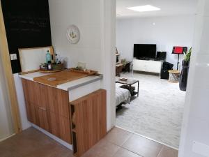 Cette chambre dispose d'une cuisine avec un comptoir et d'un salon. dans l'établissement Son Aloui Mallorca, à Llubí