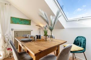 WinzelnにあるFerienwohnung Romanuの木製のテーブルと椅子のあるダイニングルーム