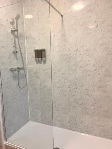 eine Dusche mit Glastür im Badezimmer in der Unterkunft Seaside Escape in Thorpe Bay + 17 Fotos