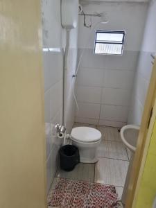 een badkamer met toilet en wastafel bij Kitnet Encanto Astral in São Thomé das Letras +7 foto's