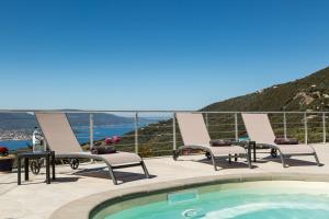 een patio met stoelen en een zwembad met uitzicht bij Villa Bumortu in Olmeto