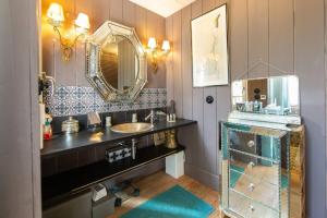a bathroom with a sink and a mirror at Villa Lolita au Cap Ferret à 2 pas du quartier ostréicole in Cap-Ferret