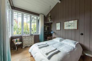 a bedroom with a bed with two towels on it at Villa Lolita au Cap Ferret à 2 pas du quartier ostréicole in Cap-Ferret