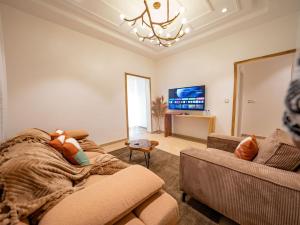 Natu Resort的带沙发和电视的客厅 更多41张照片