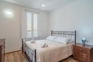 a bedroom with a bed with two towels on it at Ognissanti Holiday House in Ragusa