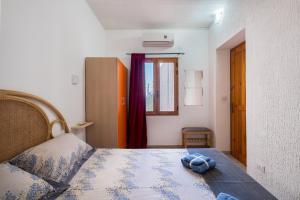 サン・ティジドーロにあるVilla Gaudì - Pedreraのベッドルーム1室(青いタオル付きのベッド1台付)