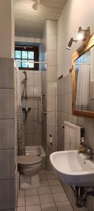 クックスハーフェンにあるHuus Am Streek Paddの洗面台、トイレ、浴槽を備えたバスルーム +27枚の写真