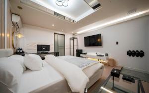 TV a/nebo společenská místnost v ubytování 경북 청도 호텔 엑스