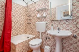 Un baño pequeño con inodoro y lavabo. en Ocean Villa Algarve, en Alvor 31 fotos más