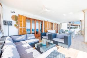 een woonkamer met een bank en een tafel bij Villa Can Torrens de Alcudia in Alcudia
