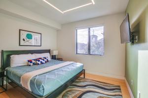 une chambre avec un lit et une fenêtre dans l'établissement Walk to Harbor and Dining! Spacious San Diego Home, à San Diego