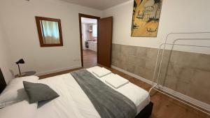 Postel nebo postele na pokoji v ubytování De Homes - Grazioso Appartamento vicino Assago e Milano